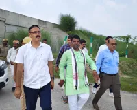 विधायक धनघटा व जिलाधिकारी द्वारा तटबंध का किया गया निरीक्षण