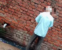 “थरबरनगंज की गली बनी पेशाबघर, खुलेआम पेशाब करते लोग