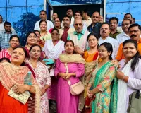 शिक्षिकाओं ने राखी बांधकर मांगी नौकरी की सुरक्षा