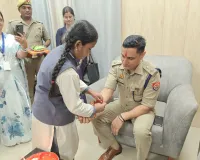 छात्राओं ने एसपी समेत पुलिस अधिकारियों को बांधी राखी