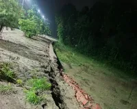 रिमझिम बारिश ने खोली विकास कार्यों की पोल,निर्माणाधीन दीवारें भरभराकर ढहीं
