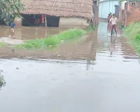 रसूलपुर में जलभराव से ग्रामीण बेहाल, घरों तक पहुंचा पानी