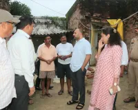 डीएम ने सराय बहेरिया घटनास्थल पर पहुंचकर जाना पीड़ितों का हाल, लेखपाल को किया निलंबित
