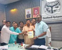 शास्त्री मार्केट व चन्द्र शेखर आजाद मार्केट में टॉयलेट की समस्या को लेकर डीएम से मिले व्यापारी