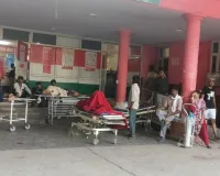 एम्बुलेन्स के अभाव में रोगियों को भीषण गर्मी में करना पड़ा स्ट्रेचरों पर इंतजार