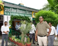 जिलाधिकारी ने उच्च प्राथमिक विद्यालय दखिनारा व बिदरखा का किया निरीक्षण