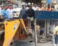 अतिक्रमण पर चला नगर पालिका का बुलडोजर, सड़कें हुईं साफ