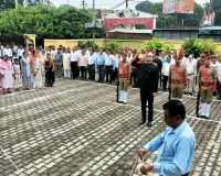 डीएम ने कलेक्ट्रेट में किया ध्वजारोहण 