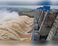 कनहर बांध के खुले 13 फाटक, पानी की फुहार देखने उमड़ी भारी भीड़य सुरक्षा इंतजाम नदारद