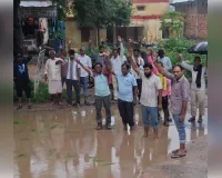 सड़क या तालाब? बदहाली से नाराज ग्रामीणों ने बीच सड़क पर कर दी धान की रोपाई