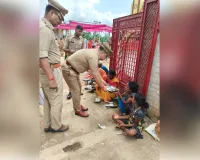 थानाध्यक्ष बीजपुर ने अजीरेश्वर महादेव मंदिर पर असहायों को वितरित किए लंच पैकेट