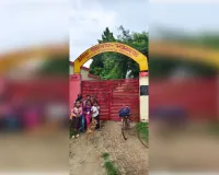 विद्यालय के गेट पर लटका मिला ताला, बच्चे घर लौटने को मजबूर