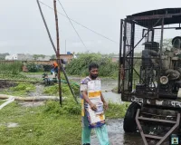  प्लास्टिक का बोरा पहनकर ड्यूटी करते नजर आया कर्मचारी