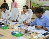 भूने हुए काजू खाकर अधिकारियों ने सिटी बसों की आय बढ़ाने पर दिया जोर