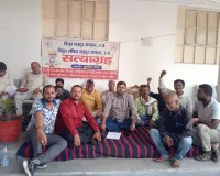 संविदा कर्मचारियों ने किया सत्याग्रह 