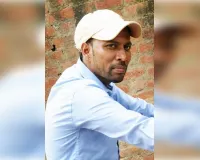 होर्डिंग लगाते समय करंट की चपेट में आया मजदूर, खंभे से गिरकर मौत