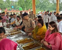 मोटा महादेव मंदिर में डीएम-एसपी ने कांवड़ियों को बांटा प्रसाद