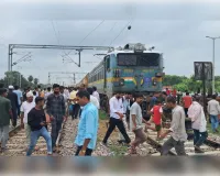 अज्ञात व्यक्ति ट्रेन के आगे कूदा, इंजन में फंसा रहा शव
