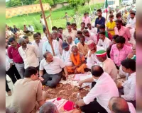 कुबहरा-कमालपुर मार्ग के डामरीकरण की मांग पर धरने पर बैठे ग्रामीण