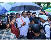 जेई अभ्यार्थियों का डिप्टी सीएम के घर पर प्रदर्शन 
