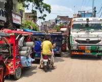 घंटों जाम में फंसा उतरौला, भारी वाहनों और अतिक्रमण से जनता बेहाल