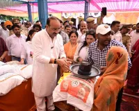 प्रभारी मंत्री ने बाढ़ प्रभावित क्षेत्रों में वितरित की राहत किट