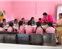डीएम ने बालिकाओं संग किया भोजन, परखी विद्यालय की व्यवस्थाएं