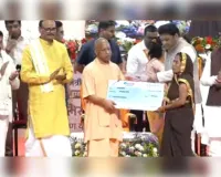 निगोहां की रसोइया आशा तिवारी को मुख्यमंत्री ने किया सम्मानित