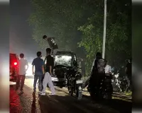 कार की टक्कर से मामा-भांजे घायल, घायलों के परिजनों ने तोड़ी कार