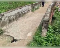 जर्जर पुल दे रहा हादसे को दावत, ग्रामीणों ने नए पुल के निर्माण की मांग