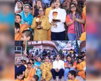 जसपिंदर नरूला पहुंचीं परमार्थ निकेतन, गंगा आरती में हुईं शामिल