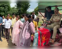 ट्रैक्टर-ट्रॉली पर सवार होकर संभावित बाढ़ क्षेत्रों में पहुंचीं डीएम