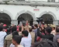 नगर निगम में भैंसों की नीलामी के विरोध उतरे सपा-आजाद पार्टी के कार्यकर्ता