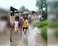 अधिकारियों की लापरवाही से बरवलिया गांव का रास्ता बना तालाब