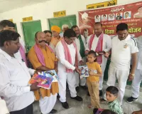 बंद स्कूल के बगल में गूंजा शिक्षा का मंत्र, शिक्षक दिवस पर बांटे बैग
