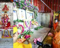 श्रीजन्मभूमि: चांदी से सजे गर्भगृह की अद्भुत छटा निहारते रहे सीएम योगी, युगल सरकार की आरती
