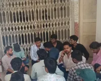 लखनऊ यूनिवर्सिटी में हॉस्टल फीस बढ़ाने पर छात्रों का धरना