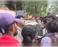 दसवीं की छात्रा की असामान्य मौत, जांच की मांग पर प्रदर्शन