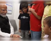 आम यात्री बनकर दिल्ली मेट्रो में पीएम मोदी ने किया सफर, बच्चों से की बात