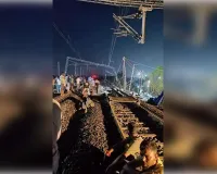 न्यू फरक्का में रेल लाइन के नीचे मिट्टी धंसी, कई ट्रेनें रद्द