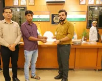 झुलसे दक्ष के इलाज को डीएम ने दिए 1 लाख रुपये
