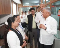 24 घंटे परिचालन में लगे रेलवे टीम से केंद्रीय मंत्री ने की बात