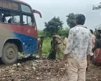 तेज रफ्तार बस ने स्कूटी सवार परिवार को कुचला, पिता-पुत्र की मौत