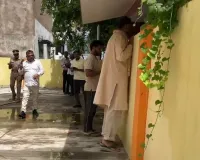 घर के प्रवेश पर दीवार,अंदर की झलक पाने के लिए मशक्कत करते रहे अफजाल अंसारी 