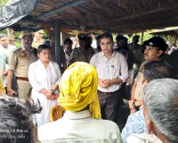 दुख की घड़ी में पीड़ित परिवारों के साथ खड़ा प्रशासन, डीएम-एसपी ने परिजनों से मिलकर बंधाया ढांढस