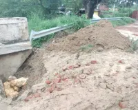 बारिश के कारण धंसी सड़क, आवागमन प्रभावित