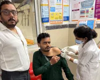 स्वाइन फ्लू से बचाव को मेडिकल कॉलेज में स्वास्थ्य कमिर्यो का टीकाकरण 