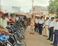 यातायात नियमों का उल्लंघन करने वाले वाहन चालकों के विरुद्ध पुलिस की सख्त कार्रवाई