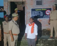 महुली पुलिस की सतर्क निगरानी, कस्बा हरिहरपुर में पटाखा दुकानों का सघन निरीक्षण