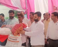 बाढ़ की मार के बीच राहत का सहारा, रूरा सुलतानपुर पहुंचे विधायक अमन गिरी